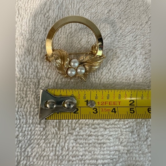 Vintage Sarah Coventry Golden Wreath Faux Pearl Brooch - Picture 7 of 8